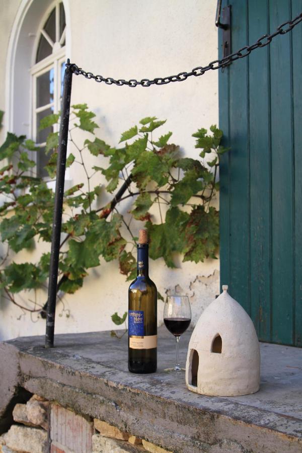 Bio-Weingut, Gaestehaus Und Kraeuterhof Flomborn Eksteriør bilde